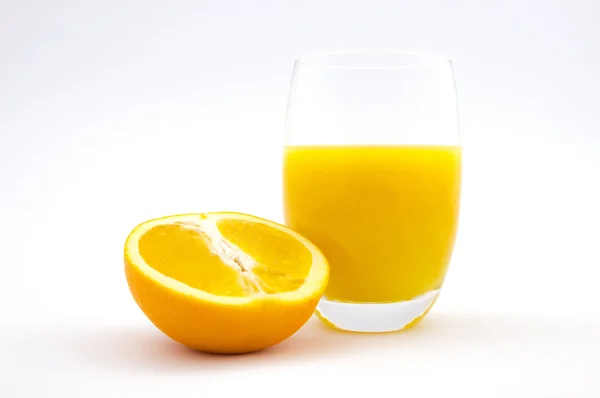 Glass of orange juice and orange slice — Stock Photo, Image