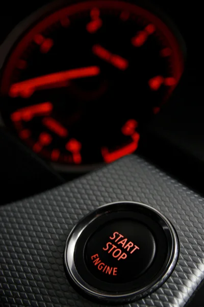 Botón de arranque del motor Stop en coche deportivo —  Fotos de Stock