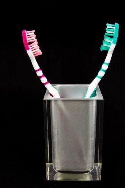 yarı saydam kap içinde iki diş fırçaları