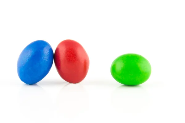 Kleurrijke chocolade-eieren geïsoleerd op witte achtergrond — Stockfoto