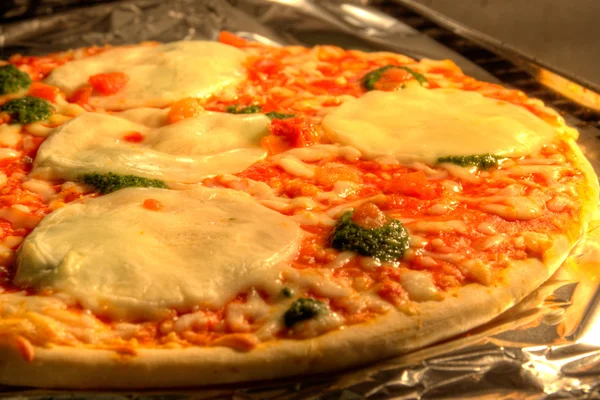 Pizza mozzarella i szpinakiem — Zdjęcie stockowe
