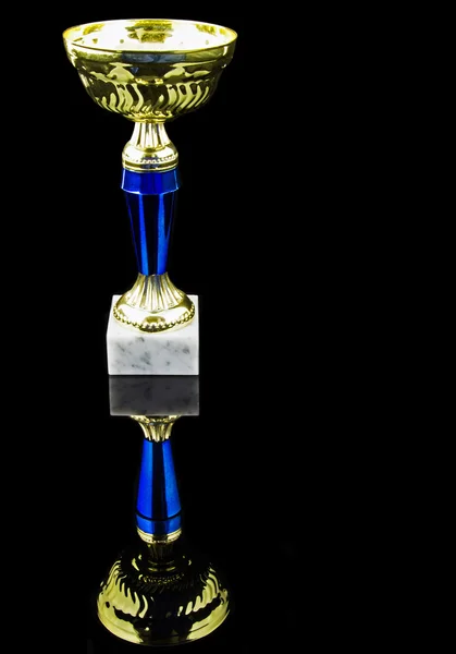 Gouden trofee, zwarte achtergrond, verticale — Stockfoto