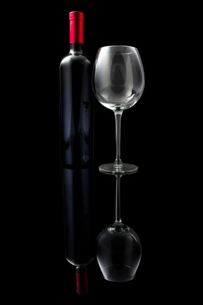 Červené víno a prázdnou sklenici — Stock fotografie
