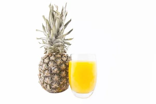 Jugo de piña aislado sobre fondo blanco — Foto de Stock