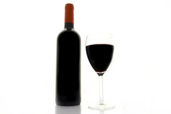 Botella de vino tinto y una copa — Foto de Stock
