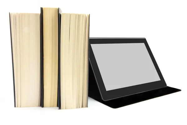 Kitap ve bir tablet cihaz — Stok fotoğraf