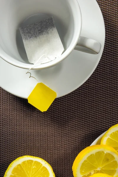 Чашка чая и ломтики лимона — стоковое фото