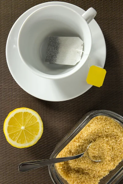 Taza de té, rodajas de limón y azúcar morena — Foto de Stock