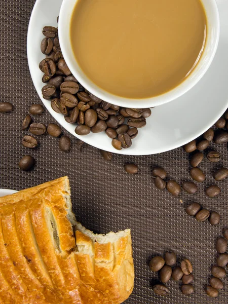 Bir fincan kahve ve Fransız çikolatalı kruvasan — Stok fotoğraf
