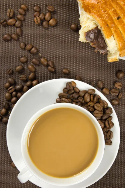 Filiżankę kawy i francuski rogalik czekoladowy — Zdjęcie stockowe