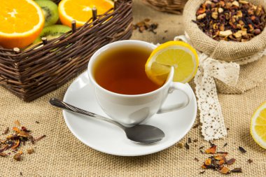 fincan sıcak çay, bitki yaprakları ve olgunlaşmış meyve