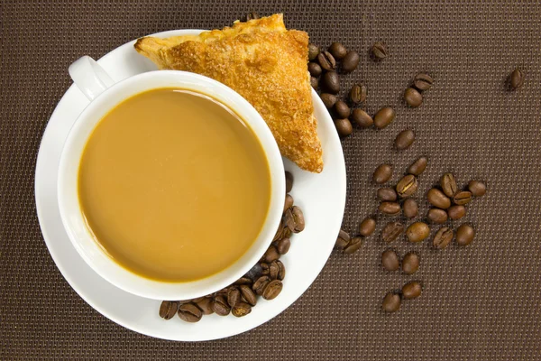 Xícara de café e croissant de chocolate francês — Fotografia de Stock