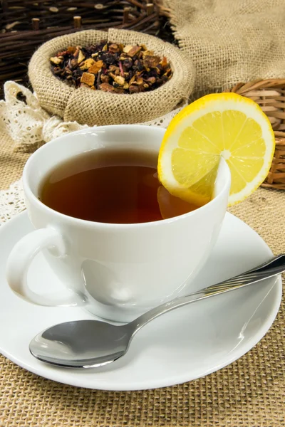 Чашка горячего чая и сухих травяных листьев — стоковое фото