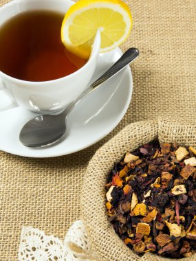 fincan sıcak çay ve kuru bitki yaprakları