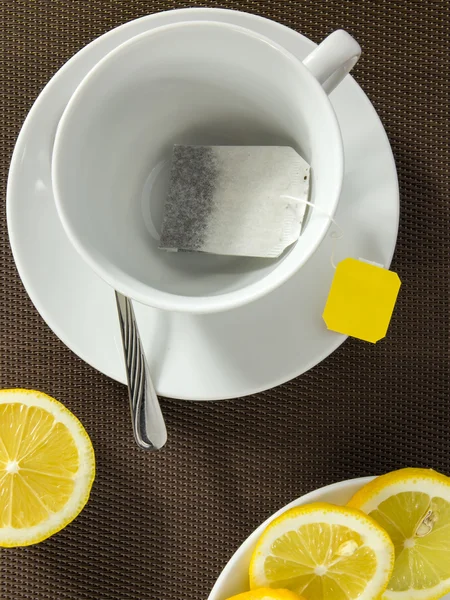 Thee beker en segmenten voor lemon — Stockfoto