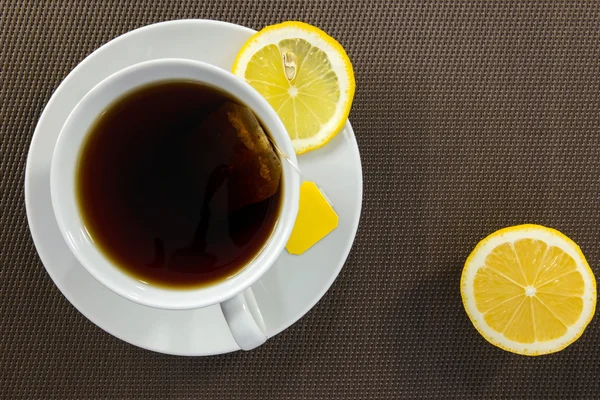 Thee beker en schijfje citroen — Stockfoto