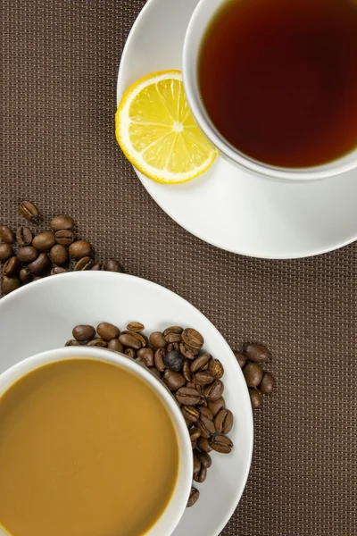 Bir fincan kahve ve çay.
