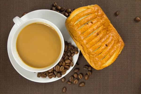 Bir fincan kahve ve Fransız çikolatalı kruvasan — Stok fotoğraf
