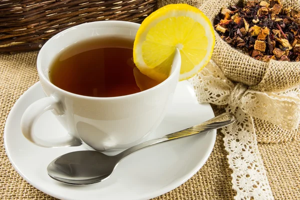 Taza caliente de té y hojas secas de hierbas — Foto de Stock