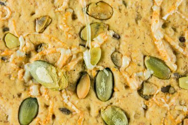 tohum ve eritilmiş peynir ile kızarmış ekmek