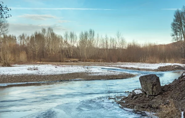 Höstlandskap över floden och träd utan lämnar blå himmel och moln på en solig dag — Stockfoto