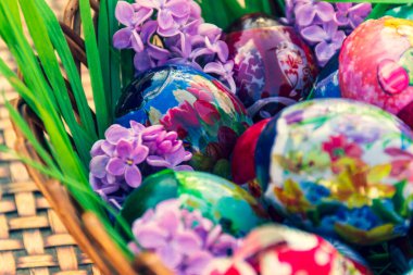 Paskalya süsü dolu sepet soyulmuş masada duruyor.