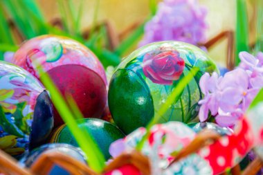 Güneşli Paskalya gününde parlayan parlak renkli yumurtalar
