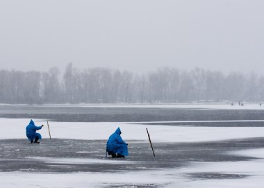 Kiev, Ukrayna buzdaki balıkçılar
