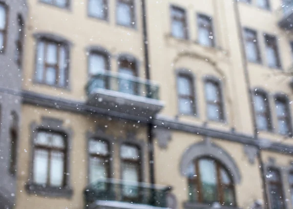 Snöfall på bakgrunden av gamla byggnad i Kiev — Stockfoto