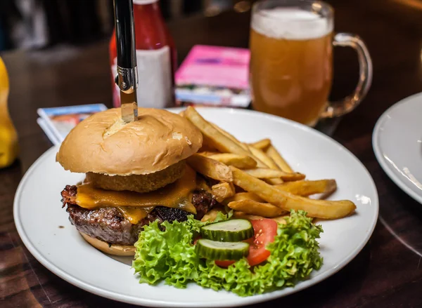 Burger salata ve bira