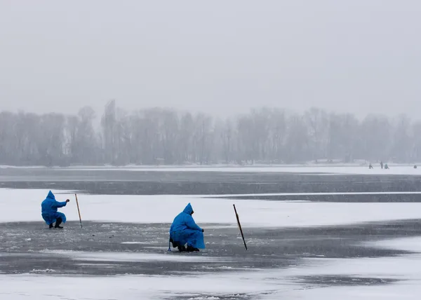 Pescatori sul ghiaccio a Kiev, Ucraina — Foto Stock