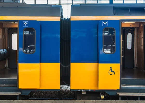 Tåg vid Eindhovens järnvägsstation — Stockfoto