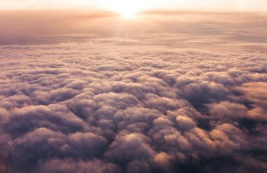 gün batımında bulutlar uçak penceresinden