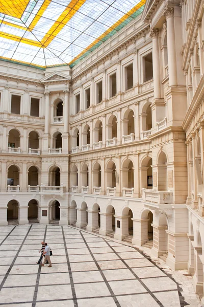 Patio interior de la Universidad Tecnológica de Varsovia — Foto de Stock