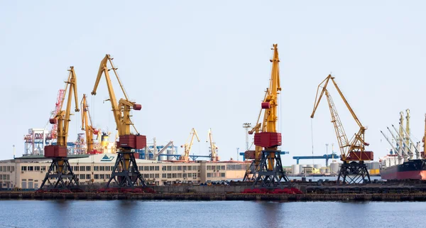 Grúas de carga en el puerto de Odessa, Ucrania — Foto de Stock