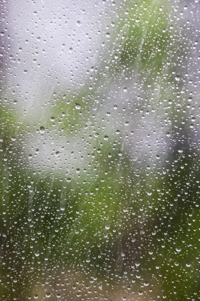 Cam üzerine doğal su damlaları