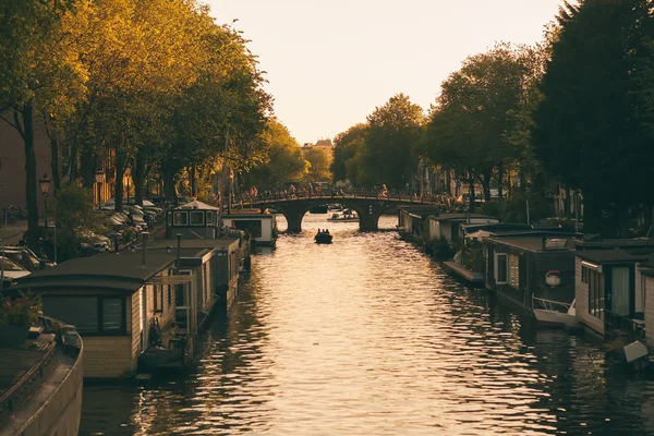 Canal de Amesterdão com casas de barco — Fotografia de Stock