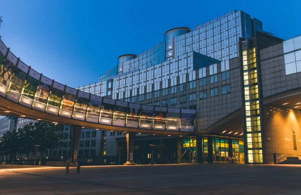 Parlamento Europeo en Bruselas en la noche, Bélgica — Foto de Stock