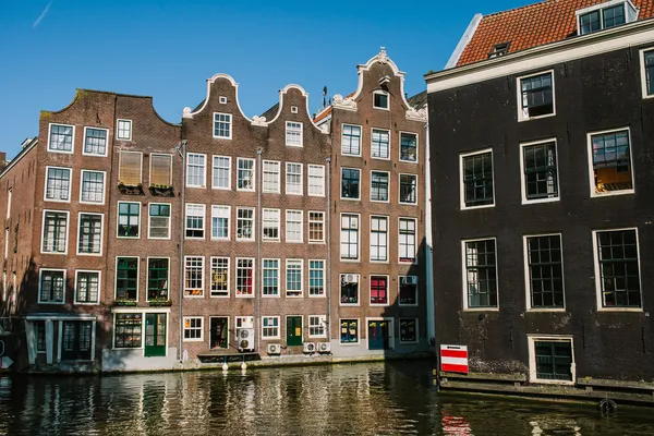 Παραδοσιακά σπίτια στο Άμστερνταμ — Φωτογραφία Αρχείου