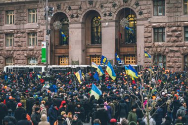 vatandaşlar ve çevik kuvvet polisi. Kiev, Aralık 2013 euromaidan protestolar