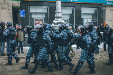 vatandaşlar ve çevik kuvvet polisi. Kiev, Aralık 2013 euromaidan protestolar