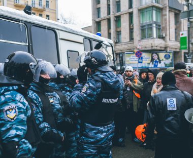 vatandaşlar ve çevik kuvvet polisi. Kiev, Aralık 2013 euromaidan protestolar