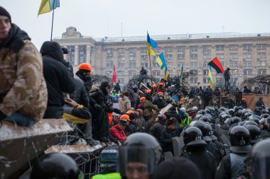 vatandaşlar ve çevik kuvvet polisi. Kiev, Aralık 2013 euromaidan protestolar