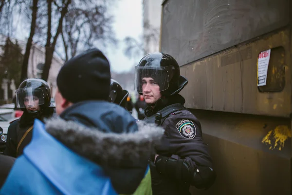 Cittadini e polizia antisommossa. Proteste di Euromaidan a Kiev, dicembre 2013 — Foto Stock