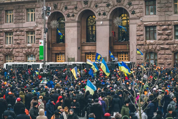 Citoyens et police anti-émeute. Manifestations d'Euromaïdan à Kiev, décembre 2013 — Photo