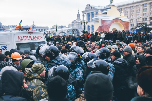 Citoyens et police anti-émeute. Manifestations d'Euromaïdan à Kiev, décembre 2013 — Photo