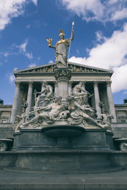 Viyana'daki Avusturya Parlamentosu önünde Pallas athena
