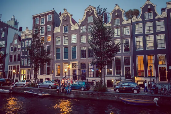 Vista noturna nos canais de Amsterdã — Fotografia de Stock