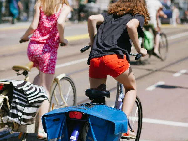 Girls riding bicycles in Amsterdam — Stock Photo, Image