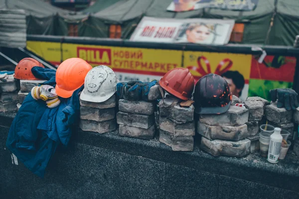 Шлемы протестующих на антиправительственных акциях в Киеве, Украина — стоковое фото